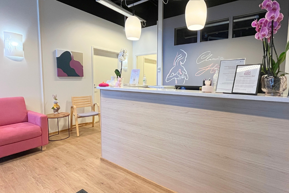 Clinic Helenan vastaanottotiski ja aula