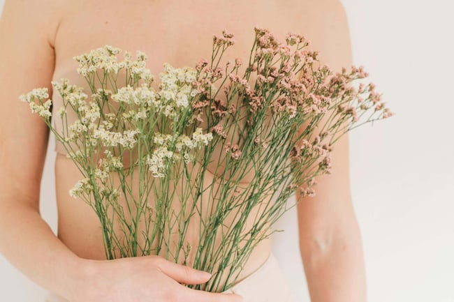 rintoja peittävä kukkakimppu jossa vaalita pieniä kukkia rintoja peittävä kukkakimppu jossa vaalita pieniä kukkia