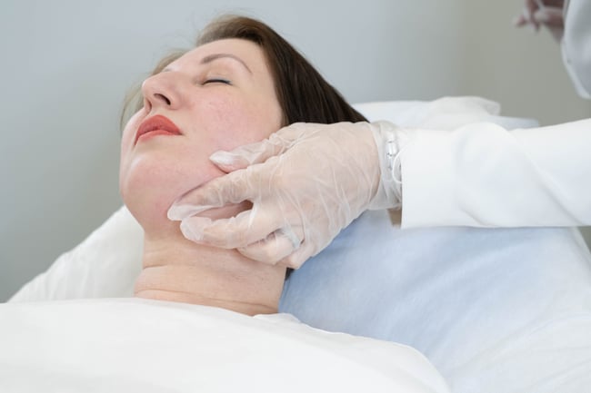 clinician-targets-double-chin-with-lipolytic-injec-2025-02-21-04-10-35-utc_1