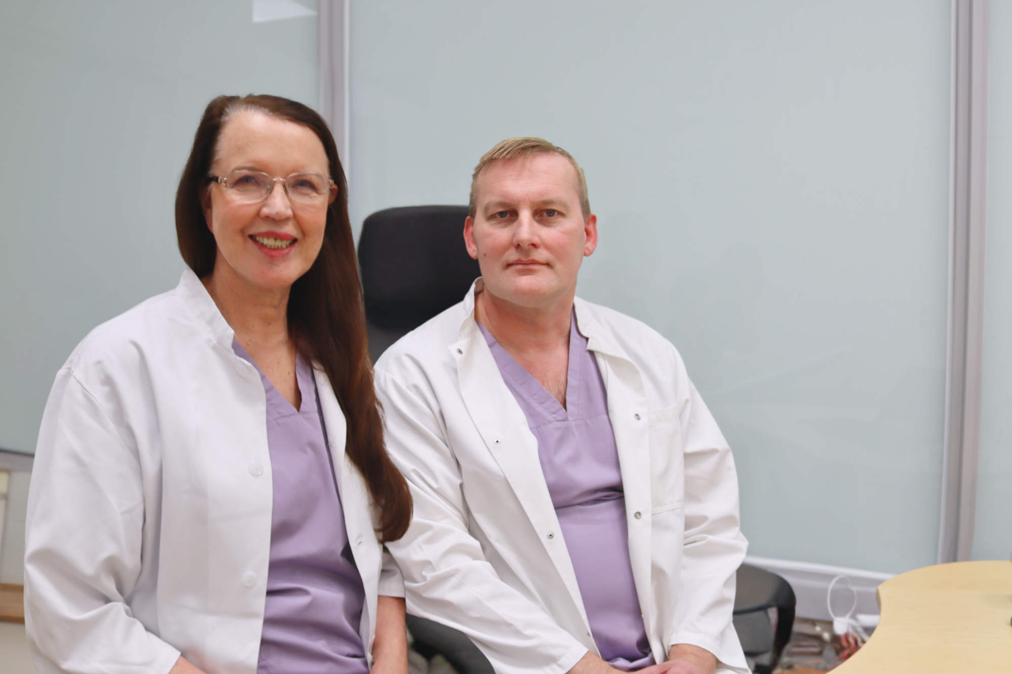 Timo Halonen ja Helena Puonti Clinic Helenan vastaanotolla